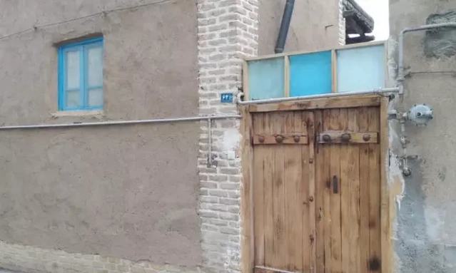 درب ورودی اقامتگاه سنتی عقیق طرقبه